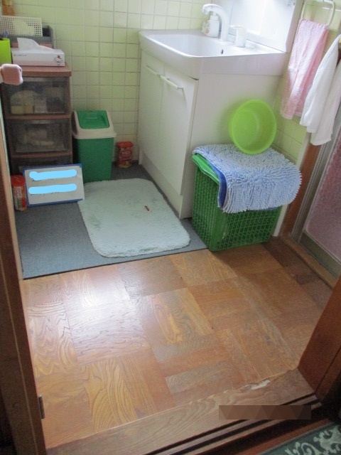 施工前の脱衣所です。
廊下への出入り口と浴室の出入り口に段差がありました。